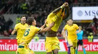 Pemain AC Milan, Matteo Gabbia, berusaha mencegah Rafael Leao melakukan selebrasi buka baju setelah mencetak gol ke gawang Fiorentina pada laga Liga Italia di Stadion San Siro. (AP Photo/Luca Bruno)