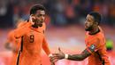 Striker Belanda, Donyell Malen (kiri) berselebrasi usai mencetak gol ke gawang Turki pada kualifikasi Grup G Piala Dunia Qatar 2022 di stadion Johan Cruijff Arena di Amsterdam (8/9/2021). Kemenangan ini membawa Belanda ke puncak klasemen Grup G dengan 13 angka.  (AFP/John Thys)