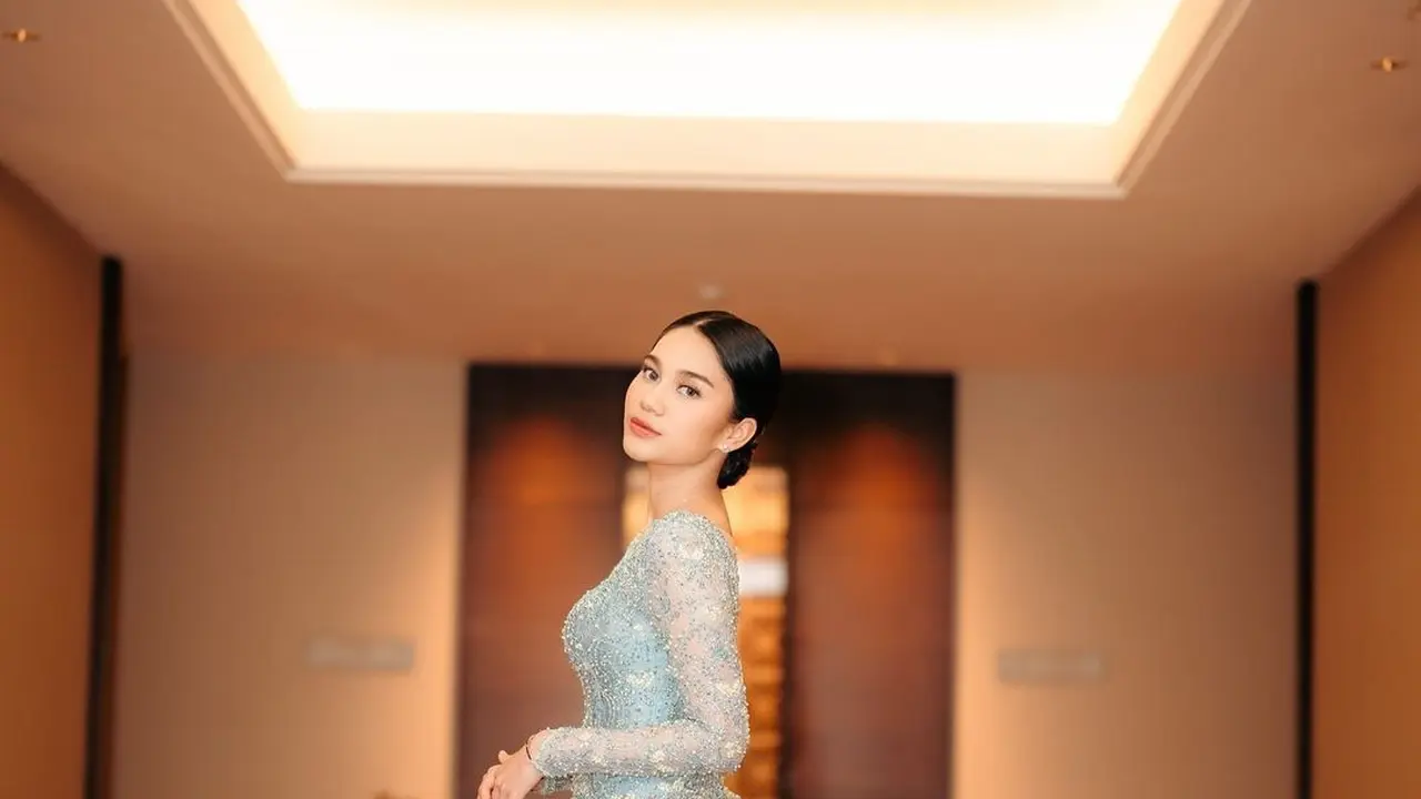 Tampilan Fresh Azizah Salsha di Pelantikan Anggota DPR, Pakai Kebaya Biru Aqua Sambil Jinjing Heels Rp18jutaan