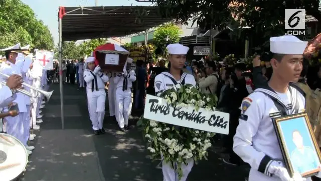 Jenazah Peltu Teknik Penerbang TNI Angkatan Laut Anumerta Budi Santoso, tiba di rumah duka. Jenazah disambut tangis histeris sang istri, Sulik Dwi Handayani. Suami Sulik,  Letda Penerbang Anumerta Budi Santoso adalah korban helikopter basarnas yang j...