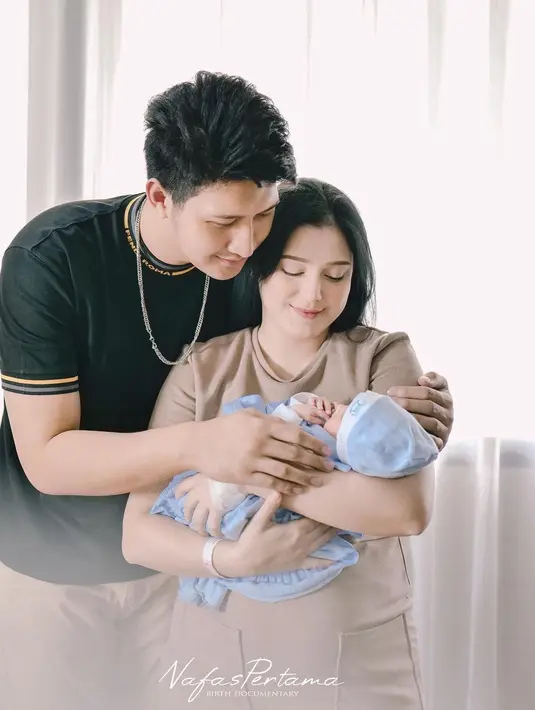 Ini adalah potret keluarga kecil Aditya Zoni dan Yasmine Ow setelah dikaruniai anak pertama. Menikah di usia muda dan kini sudah jadi orangtua, keduanya banjir pujian dari warganet. Meski masih berusia 21 tahun, namun tak dipungkiri jika aura keibuan Yasmine Ow makin terpancar saat gendong Baby Zayn. Baby Zayn berikan warna baru di keluarga kecil Adit dan Yasmine, kebahagiaan terpancar jelas di wajah pasangan ini. (Liputan6.com/IG@real_aditya1)