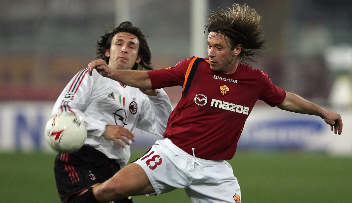 Antonio Cassano. Striker asli Italia ini direkrut AS Roma dari Bari senilai 31 Juta Euro pada awal musim 2001/2002. Total 4,5 musim di AS Roma hingga pertengahan musim 2005/2006 tampil dalam 161 laga dengan mencetak 52 gol dan 9 assist. (AFP/Dimitar Dilkoff)