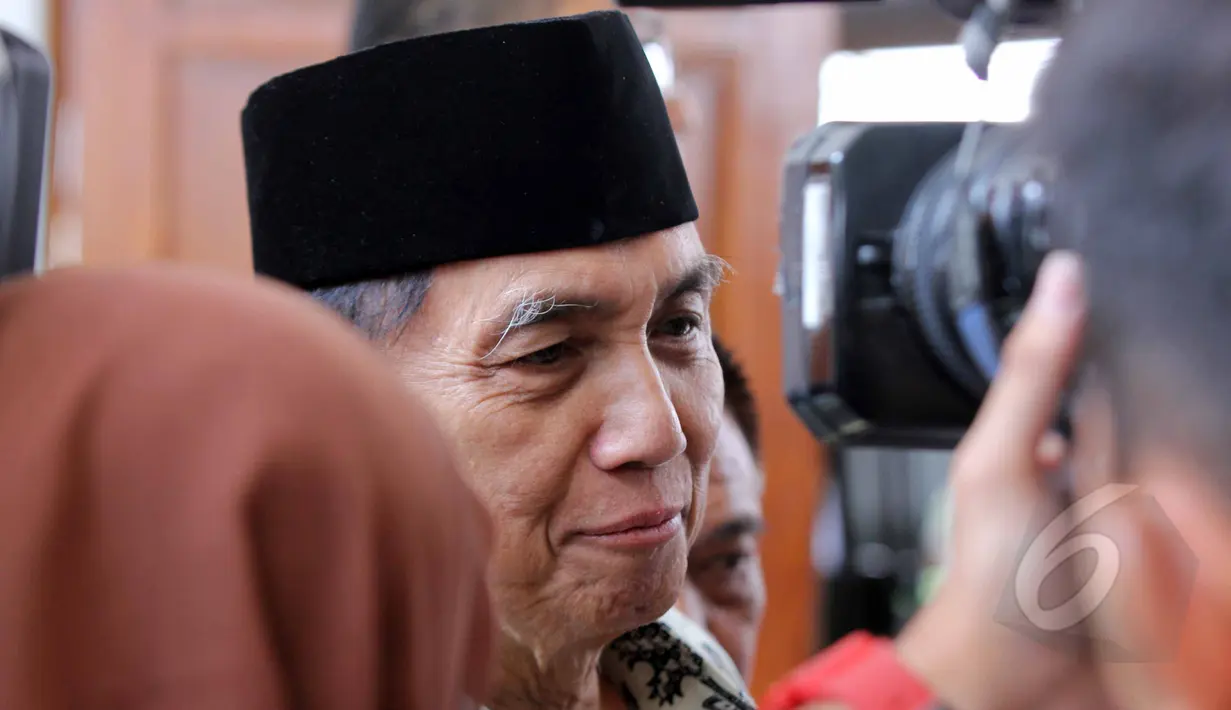 Mantan Dirjen Pajak, Hadi Poernomo tanpa didampingi tim kuasa hukumnya menghadiri sidang praperadilan terhadap KPK di PN Jakarta Selatan, Senin (11/5/2015). Sidang praperadian Hadi Poernomo ditunda hingga 18 Mei mendatang. (Liputan6.com/Helmi Afandi)