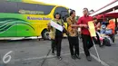 Pemerhati anak Seto Mulyadi (Kak Seto) bersama salah satu penyandang disabilitas saat akan menempel stiker Mudik Ramah Anak, Disabilitas (MRAD) 2015 di terminal Kampung Rambutan, Jakarta, Jumat (10/7/2015).  (Liputan6.com/Yoppy Renato)