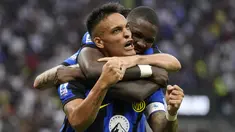 Penyerang Inter Milan Lautaro Martinez berselebrasi setelah mencetak gol kedua untuk timnya ke gawang  Fiorentina pada laga pekan ketiga Serie A 2023/2024 di Giuseppe Meazza, Minggu malam WIB (3/09/2023). (AP Photo/Antonio Calanni)
