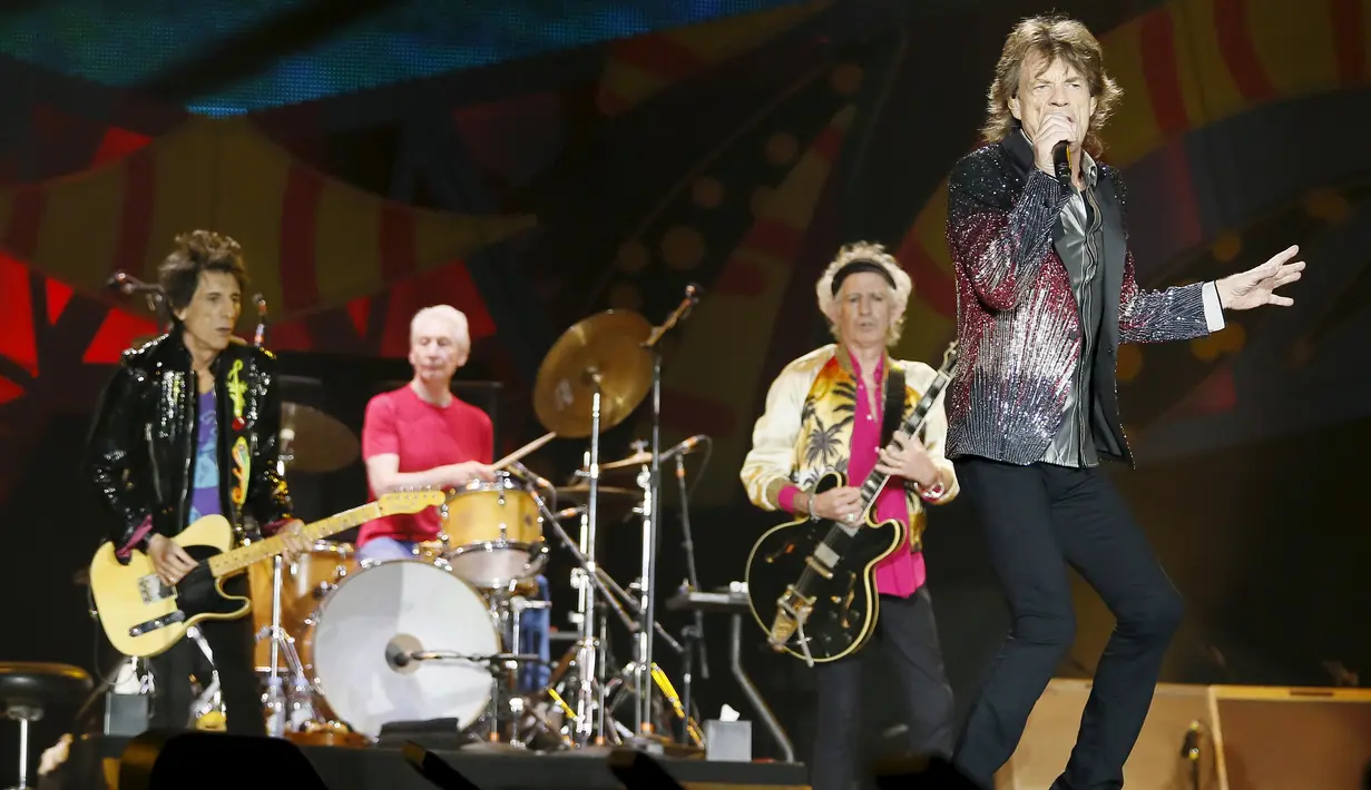 Band Veteran asal Inggris The Rolling Stones mengelar konser bertajuk "Amerika Latin Ole Tour" di Santiago, Chili (3/2). The Rolling Stones memberikan fans kesempatan memilih satu lagu pada konser melalui polling online. (REUTERS/Rodrigo Garrido)