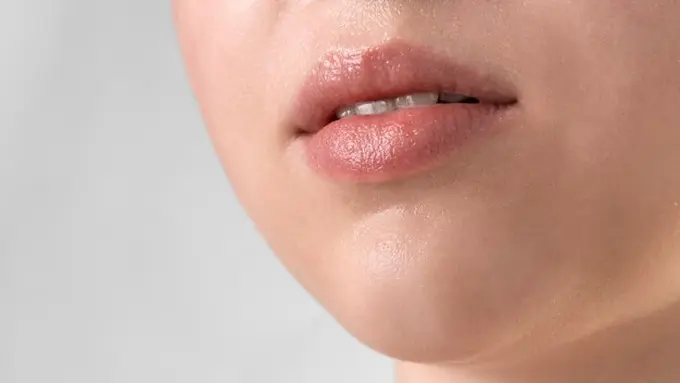 Potret close up bibir seorang perempuan yang tampak sehat (Foto Dok: Freepik/freepik)