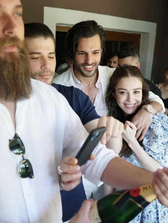 bintang serial Turki Cinta di Musim Cherry Serkan Cayoglu dan Ozge Gurel bertunangan (Foto: Instagram @ozgecangurelofficial)