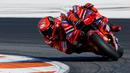 Bagnaia memanfaatkan situasi ini dan memimpin balapan. Namun, Martin tidak tinggal diam. Tidak butuh waktu lama baginya untuk menempel Bagnaia di MotoGP Valencia 2023. (AP Photo/Alberto Saiz)