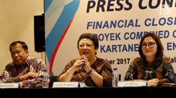 Dirut PT KEP Hamid Awalludin (kiri), Dirut PT Toba Sejahtra Justarina Naiborhu (tengah), dan Direktur PT KEP Juli Oktarina (kanan), saat konferensi pers di Jakarta, Senin (9/10). (Liputan6.com/Angga Yuniar)