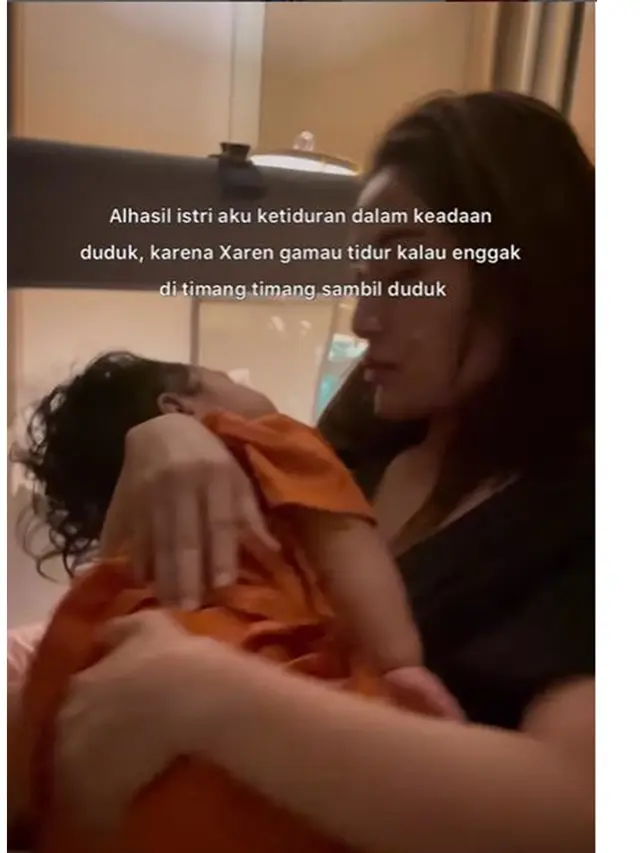 6 Momen Siti Badriah Tertidur dalam Posisi Duduk Demi Anak, Sikap Suami Tuai Pujian