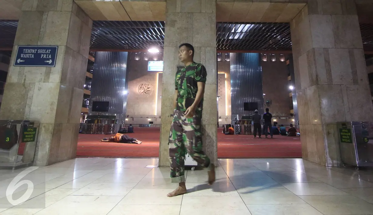 Personel TNI beraktivitas di sekitar Masjid Istiqlal, Jakarta, Rabu (1/3). H-1 jelang kedatangan Raja Arab Saudi Salman bin Abdulaziz al-Saud ke Masjid Istiqlal penjagaan personel TNI mulai tampak di sejumlah sudut. (Liputan6.com/Immanuel Antonius)