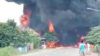 Truk pengangkut BBM menabrak tiga rumah di Jalan Lintas Tengah Sekayu-Lubuk Linggau, Kabupaten Musi Banyuasin, Sumatera Selatan, Rabu sekitar pukul 12.30 WIB. (Liputan6.com/ Ist)