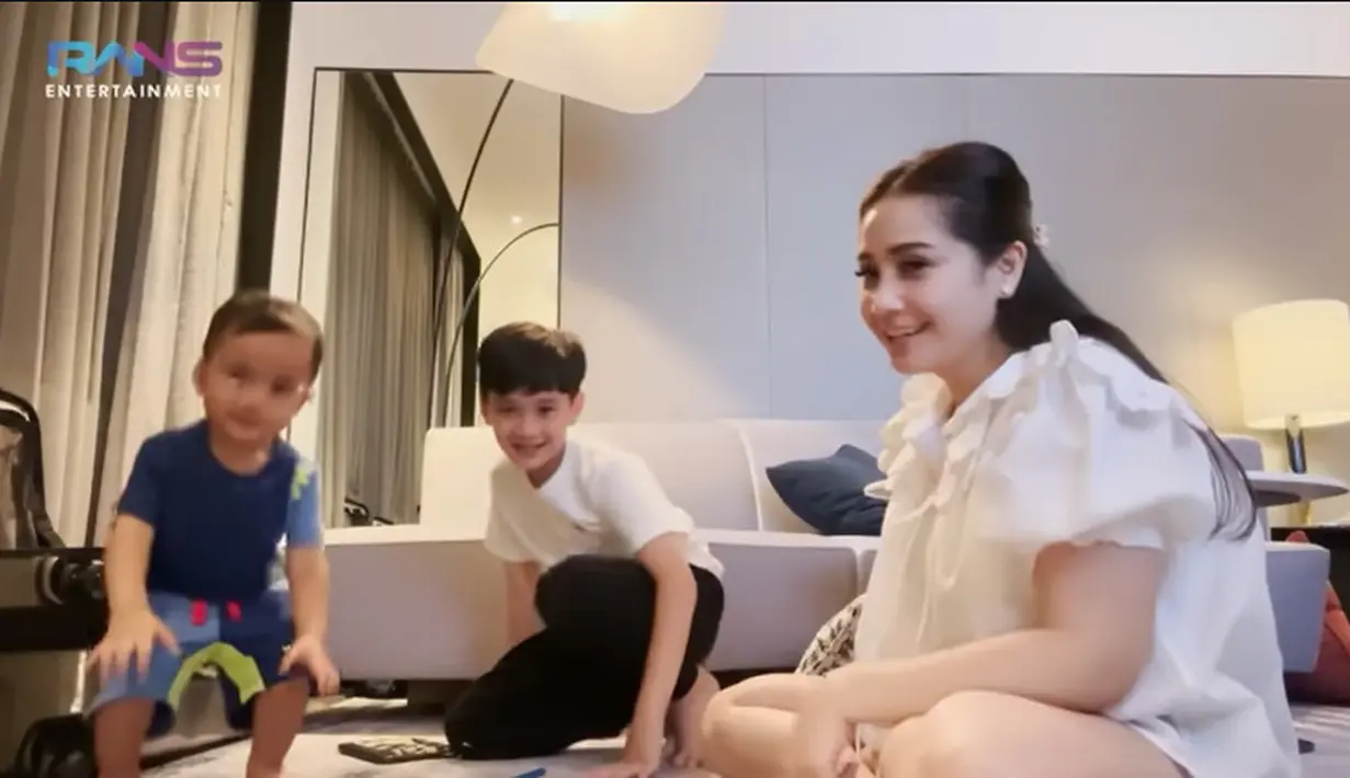 Nagita bersama dua anaknya, Rafathar dan Rayyanza serta sus Rini. Dalam vlog tersebut, Nagita tampak telaten bersama dua anaknya di kamar hotel. Gigi juga tampak sabar mengenalkan huruf, bermain pada putra keduanya. [Youtube/Rans Entertainment]