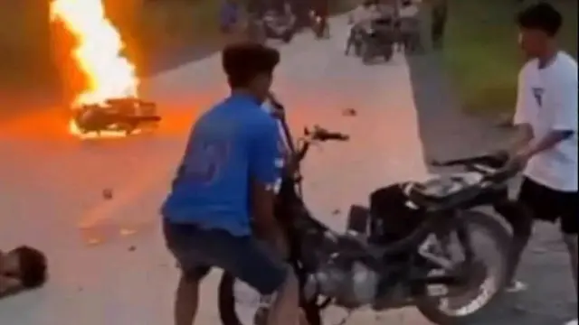 Tiga pelajar SMA terlibat kecelakaan hebat hingga satu motor terbakar di lokasi kejadian