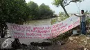 Nelayan memasang spanduk berisi penolakan penambangan pasir laut di perairan Serang, Banten, Rabu (27/4). (Liputan6.com/Helmi Afandi)