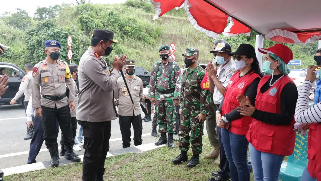 Dalam perjalanan menuju Bitung, Kapolda dan rombongan juga mengecek salah satu Pos Pengamanan Polres Minahasa Utara.