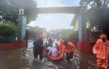 Ratusan Pelajar Dievakuasi Akibat Banjir Jakarta Barat Rendam SDN Srengseng