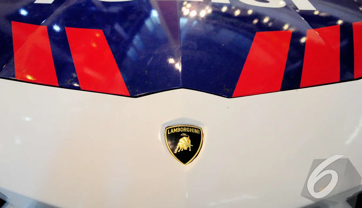 Mobil Lamborghini yang berkelir tranportasi patroli kepolisian menjadi daya tarik tersendiri, Mal Kelapa Gading, Jakarta, Selasa (24/6/2014) (Liputan6.com/Faizal Fanani)
