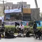 Pria, wanita, dan anak-anak tergeletak saat terjadi serangan pada parade militer di Kota Ahvaz, Iran, Sabtu (22/9). Sejumlah pria bersenjata menembaki tentara dan pejabat Garda Revolusi saat parade militer berlangsung. (MORTEZA JABERIAN/ISNA/AFP)