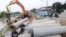 Aktivitas pembangunan Tiang Proyek jalan tol bekasi-cawang-kampung melayu (Becakayu) di Jalan kali malang, Jakarta, Sabtu (28/5). Proyek tol yang sempat mangkrak ini terus dipercepat dan di targetkan akhir 2017 akan rampung. (Liputan6.com/Helmi Affandi)