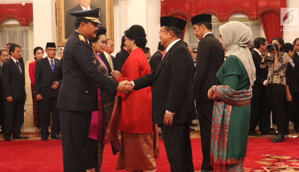 Marsekal Hadi Tjahjanto menerima ucapan selamat dari Wapres Jusuf Kalla usai upacara pelantikan sebagai Panglima TNI di Istana Negara, Jakarta, Jumat (8/12). Upacara dipimpin oleh Presiden Jokowi. (Liputan6.com/Angga Yuniar)