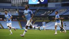 Winger Manchester City, Raheem Sterling merayakan golnya ke gawang Arsenal di Etihad Stadium, (17/6/2020). (AP photo/Dave Thompson, Pool)