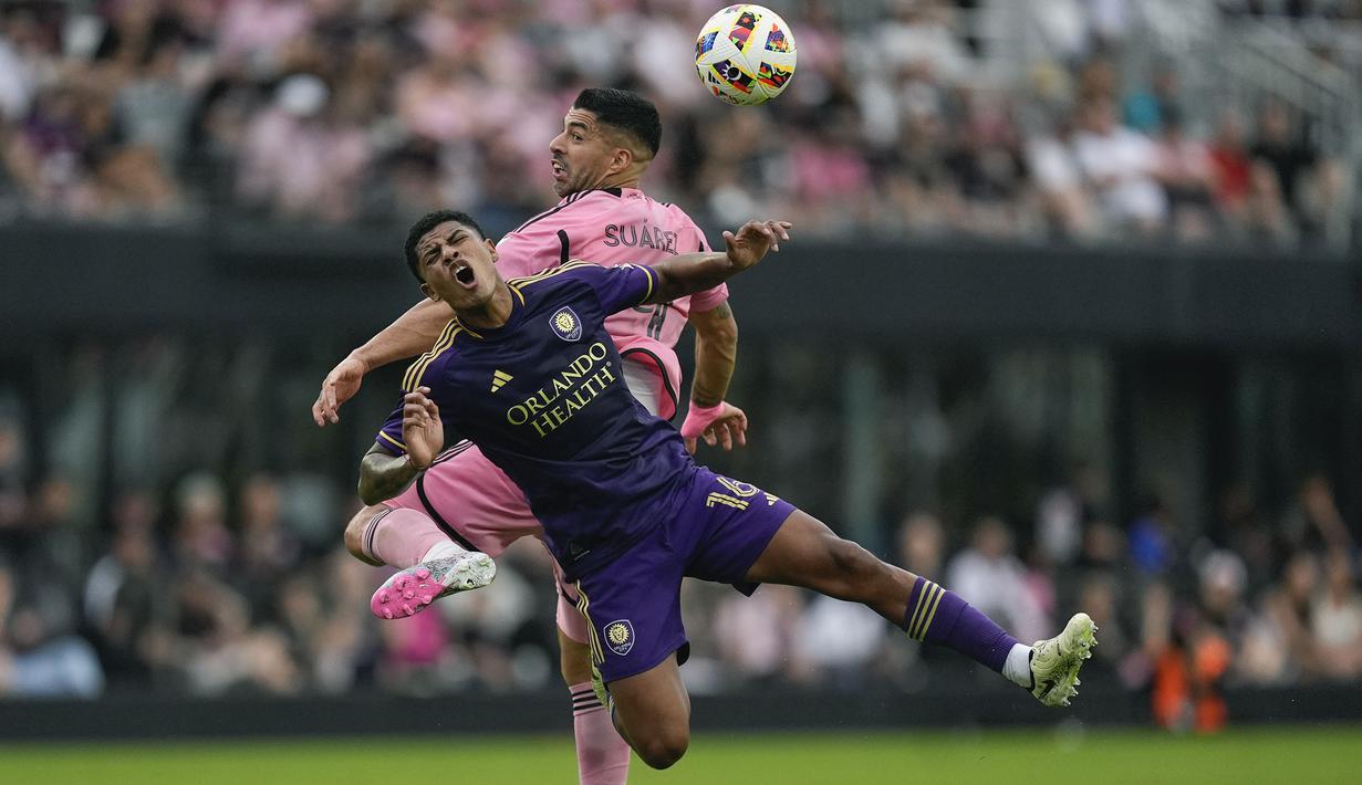Pemain Inter Miami, Luis Suarez (belakang) berduel udara dengan pemain Orlando City, Wilder Cartagena pada laga lanjutan Major League Soccer (MLS) 2024 yang berlangsung di Chase Stadium, Fort Lauderdale, Florida, Minggu (03/03/2024) WIB. The Herons menang dengan skor 5-0. (AP Photo/Rebecca Blackwell)