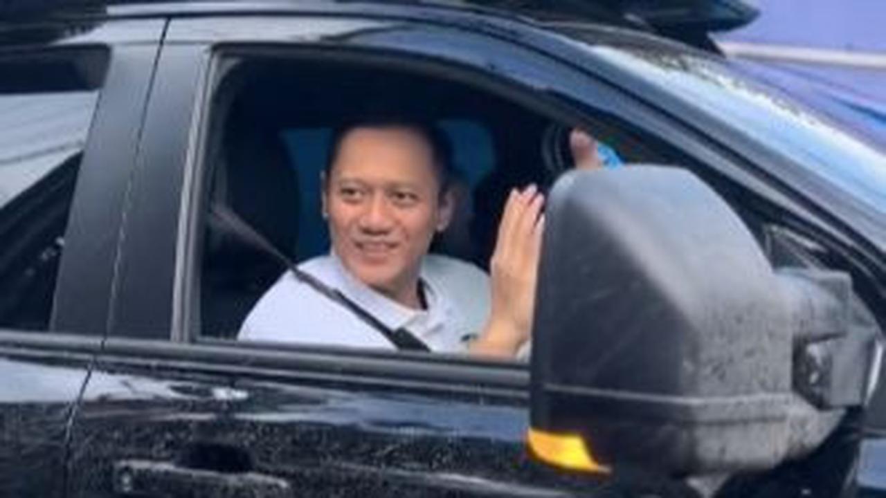 “Pak Menteri AHY menyetir sendiri pas tugas ke Cianjur untuk menyerahkan sertifikat ke korban bencana,” tulis keterangan unggahan.