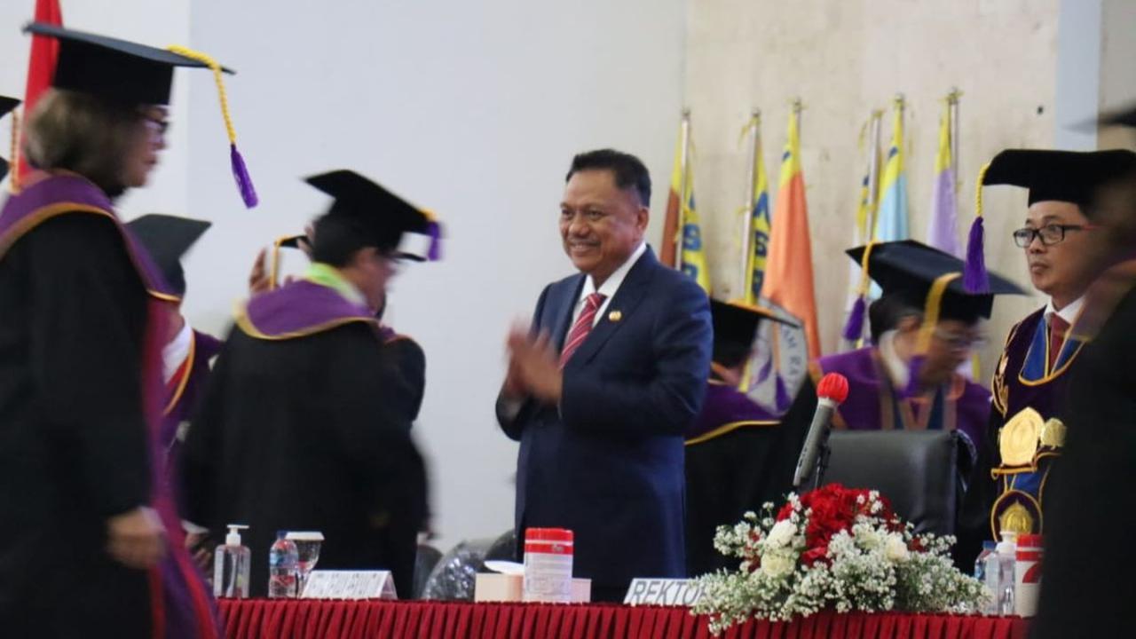 Meski bangga karena merupakan satu satunya tokoh yang menerima gelar itu dari Unsrat, selama universitas terkemuka di Sulut itu berdiri, Olly berjanji terus meningkatkan pembangunan di Sulut.&nbsp;