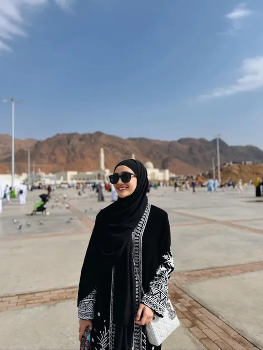 Dalam busana serba hitam, Febby kenakan koleksi busana dari label yang dimiliki oleh Marini Zumarnis [@febbyrastanty]