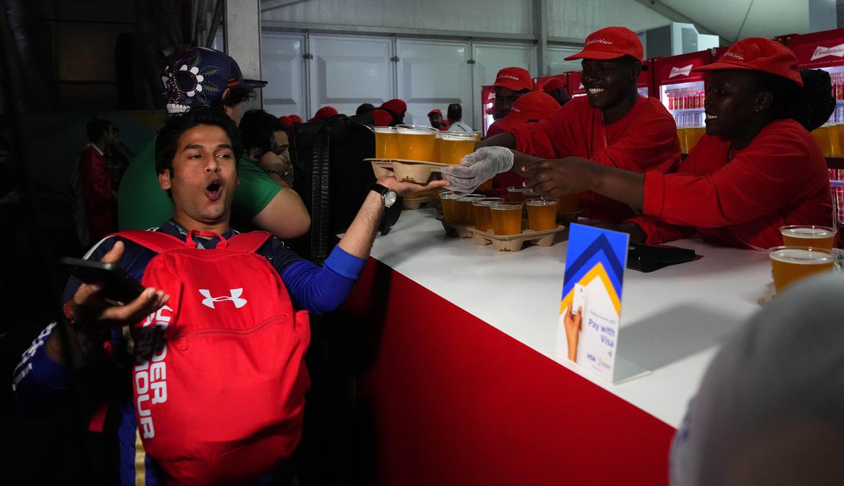 Ekspresi dari seorang suporter usai menerima minuman bir yang disediakan di sebuah stan saat pembukaan FIFA Fan Festival Piala Dunia 2022 di Taman Al Bidda, Doha, Qatar (19/11/2022). (AP Photo/Petr David Josek)