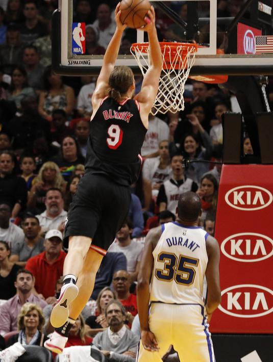 Pebasket Miami Heat, Kelly Olynyk, melakukan dunk saat melawan Golden State Warriors pada laga NBA di American Airlines Arena, Miami, Senin (4/12/2017). Warriors menang 123-95 atas Heat. (AP/Joe Skipper)