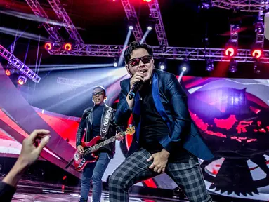 Richie Setiawan bersama grup band Five Minutes saat tampil di atas panggung Konser Luar Biasa  Indonesian Soccer Awards 2019 di Studio 6 Indosiar, Jakarta, Jumat (10/1/2020). Grup band Five Minutes mengejutkan penggemar dengan mendepak sang vokalis, Richie Setiawan setelah 15 tahun berkarier bersama. (Liputan6.com/Faizal Fanani)