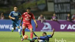Pemain Persib Bandung, Zola mencoba menhalau bola dari kaki pemain Semen Padang, Vendri Mofu pada perebutan tempat ketiga Piala Presiden 2017 di Stadion Pakansari, Bogor, Sabtu (11/3/2017). (Bola.com/Nicklas Hanoatubun)