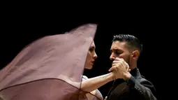 Sergio Almiron dan Laly Torres menari saat berlaga di babak final kategori panggung Kejuaraan Dunia Tango di Buenos Aires, Argentina (25/9/2021). Kejuaran ini diikuti oleh penari dari 25 negara yang bertarung menjadi yang terbaik. (AP Photo/Natacha Pisarenko)