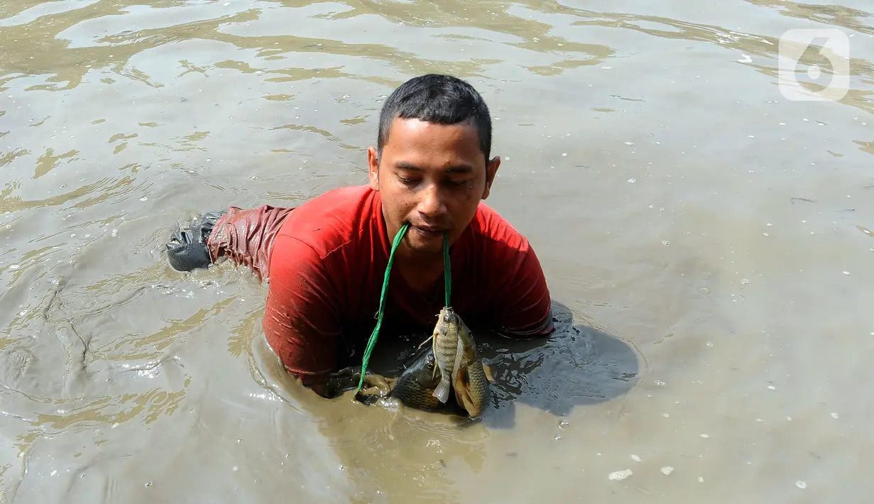 Lebaran Depok Jilid 5, Warga Antusias Tangkap Ikan Tangan Kosong di