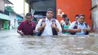 Wali Kota Medan terjun melihat langsung kediaman warganya yang terendam banjir di Jalan Perjuangan, Kelurahan Tanjung Rejo, Kecamatan Medan Sunggal, Kota Medan. (Liputan6.com/ Dok Diskominfo Kota Medan)