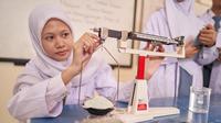 Peserta TEY-13 yang tengah menguji coba proyek pengembangannya. (Liputan6.com/Rendy Yansah)