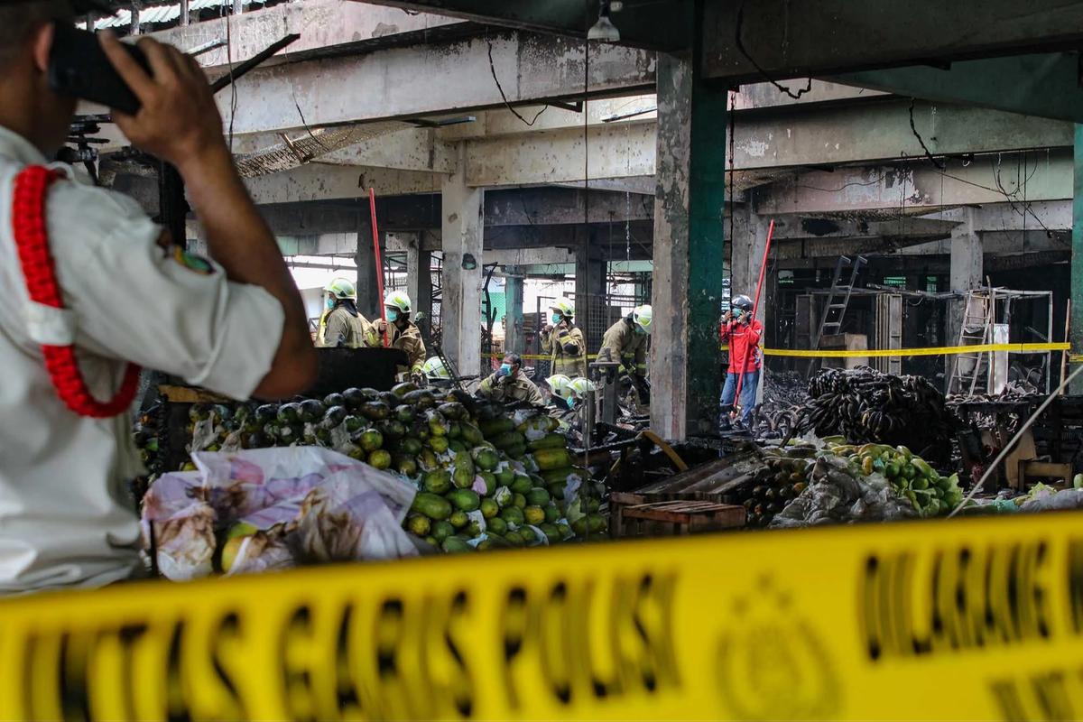 Kebakaran Hanguskan Ratusan Lapak di Pasar Induk Kramat Jati