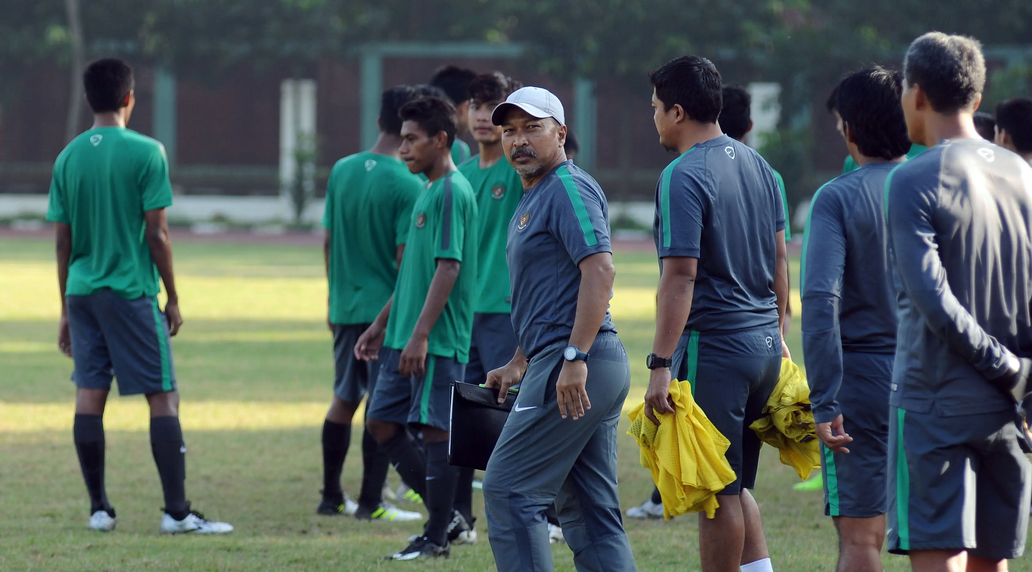 Pelatih Timnas Indonesia, Fachry Husaini saat memimpin latihan di Lapangan Atang Sutresna, Jakarta, Senin (3/7). Latihan ini persiapan jelang berlaga di Piala AFF U-16 Thailand, 9-22 Juli mendatang. (Liputan6.com/Helmi Fithriansyah)