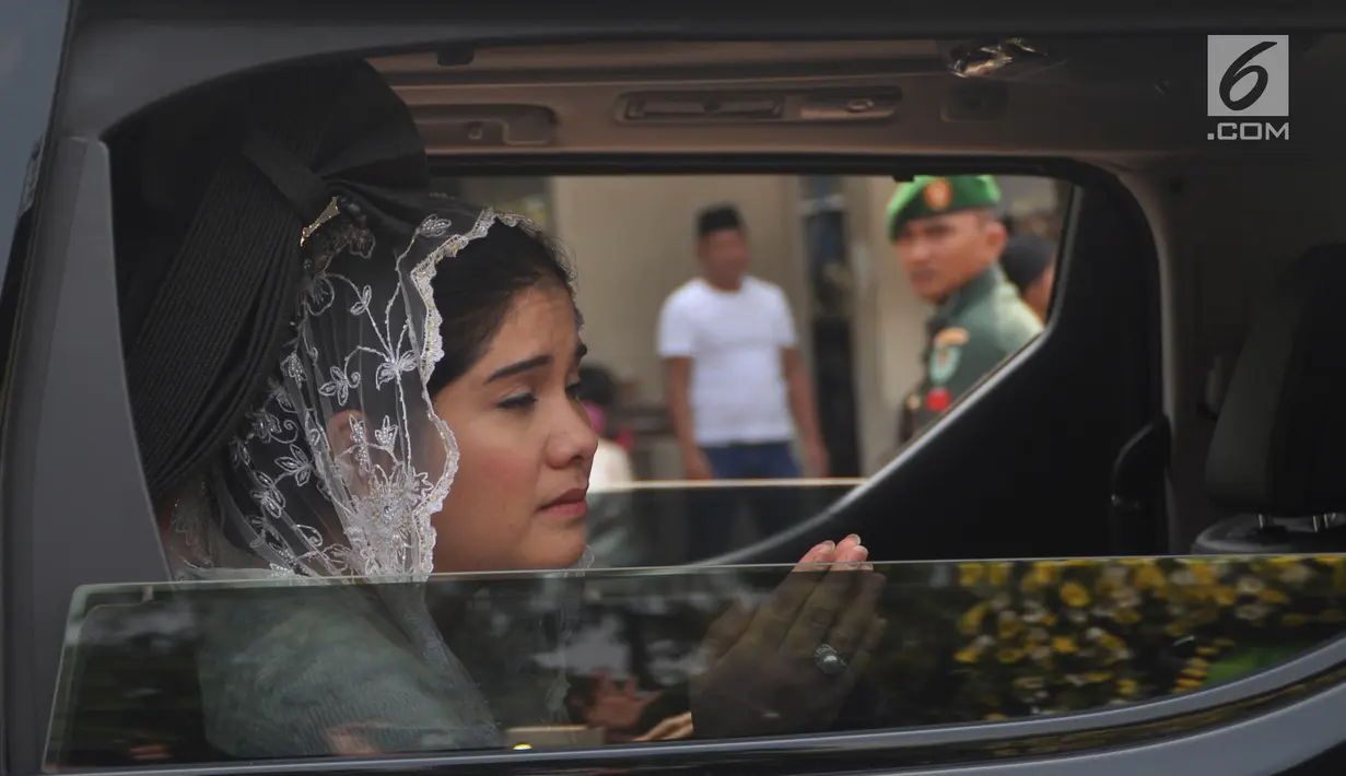 Annisa Pohan saat mengiringi persemayaman Ani Yudhoyono di Puri Cikeas, Bogor, Jawa Barat, Minggu (2/6/2019). Ani Yudhoyono dimakamkan di samping pusara istri presiden ke-3 RI BJ Habibie, Ainun Habibie. (Liputan6.com/Immanuel Antonius)