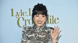 Constance Wu melambaikan tangan saat menghadiri pemutaran perdana "Lyle, Lyle, Crocodile" di AMC Lincoln Square di New York pada hari Minggu, 2 Oktober 2022. Wu memiliki rambut hitamnya yang ditarik ke belakang dengan poni di atas dahinya. (Photo by Evan Agostini/Invision/AP)