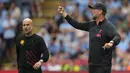 Pelatih kepala Liverpool, Jurgen Klopp memberikan instruksi ke pemainnya saat laga Community Shield 2022 melawan Manchester City di King Power Stadium, Sabtu (30/07/2022) malam WIB. (AP/Frank Augstein)