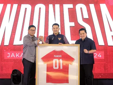 Direktur Utama Bank Mandiri Darmawan Junaidi (kiri), Direktur PT Garuda Sepak Bola Indonesia (GSI) Marsal Masita, dan Ketua Umum PSSI Erick Thohir berfoto bersama dalam acara penandatanganan kerjasama antara Bank Mandiri dan PSSI di Plaza Mandiri, Senayan, Jakarta, Jumat (23/08/2024). (Bola.com/Bagaskara Lazuardi)