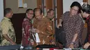 Irman dan Sugiharto meninggalkan ruangan usai menjalanai sidang vonis di Pengadilan Tipikor Jakarta, Kamis (20/7). Sementara Sugiharto, dituntut pidana lima tahun penjara dan denda Rp400 juta subsider enam bulan kurungan. (Liputan6.com/Helmi Afandi)