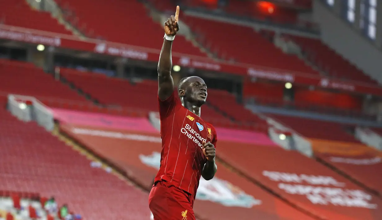 Penyerang Liverpool, Sadio Mane, melakukan selebrasi usai membobol gawang Crystal Palace pada laga Premier League di Stadion Anfield, Rabu (24/6/2020). Liverpool menang dengan skor 4-0. (AP/Phil Noble)