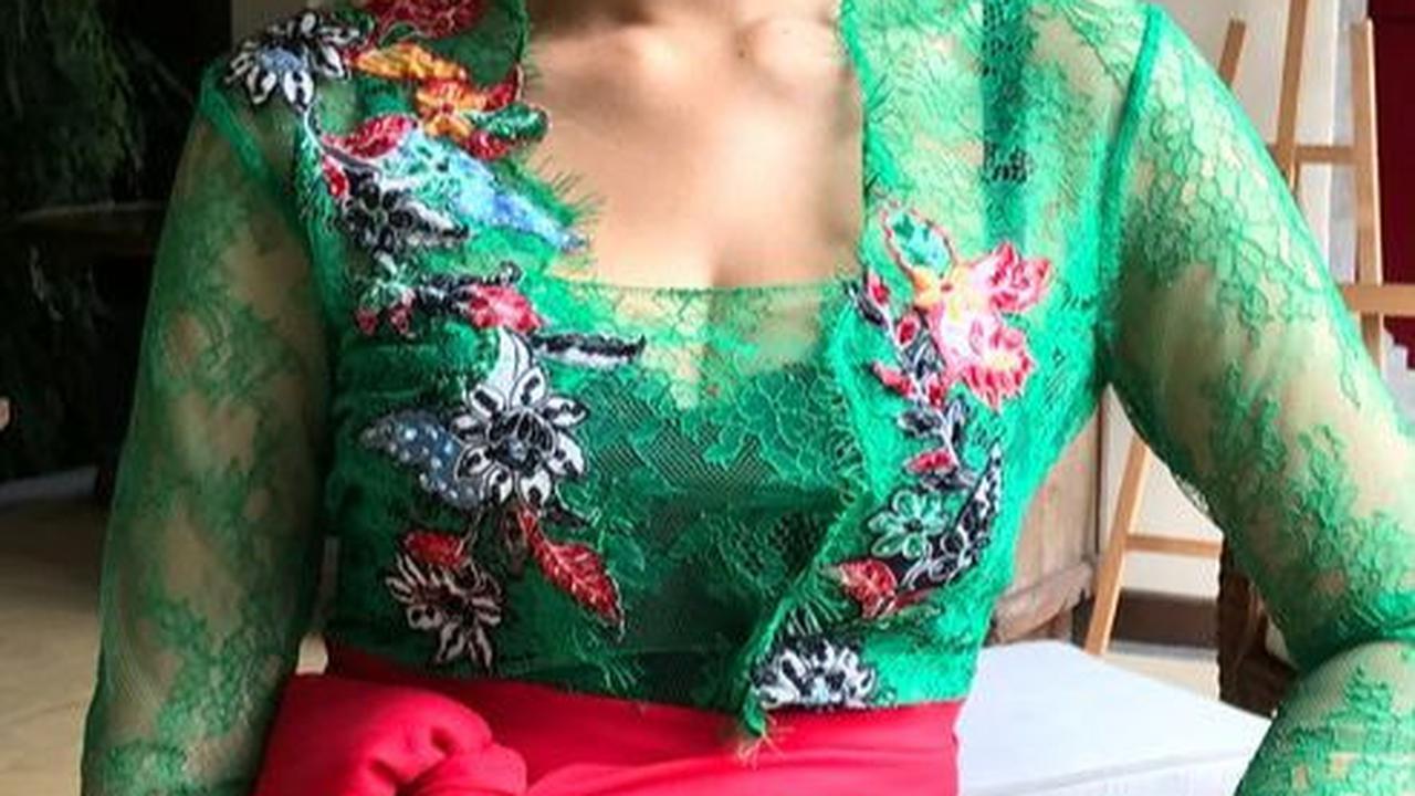 <b>4. Inspirasi Kebaya Bali Kombinasi Brokat dan Embroidery</b>
