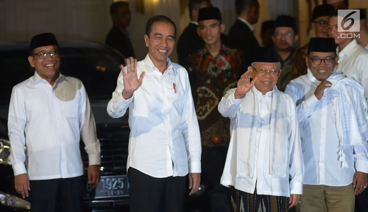 Pasangan capres-cawapres nomor urut 01 Joko Widodo (dua kiri) dan Ma'ruf Amin (dua kanan) menyapa wartawan saat tiba di kediaman Ma'ruf Amin, Menteng, Jakarta, Kamis (27/6/2019). Jokowi menjemput Ma'ruf untuk nonton bareng sidang putusan MK di Lanud Halim Perdanakusuma. (Liputan6.com/HermanZakharia)