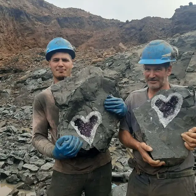 Viral Penambang Uruguay Temukan Batu Kecubung Berbentuk Hati
